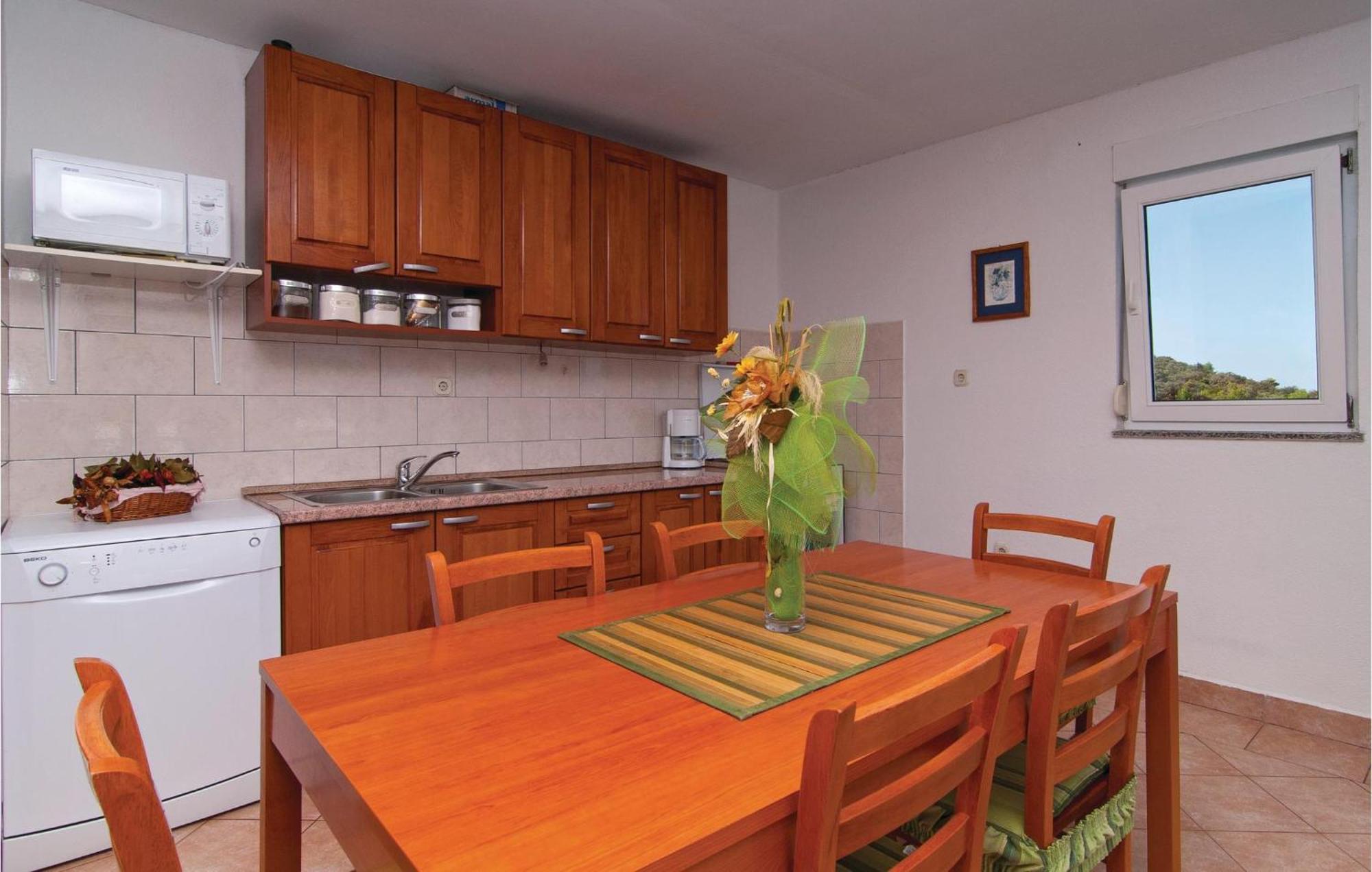 2 Bedroom Awesome Apartment In Drvenik Veliki Esterno foto